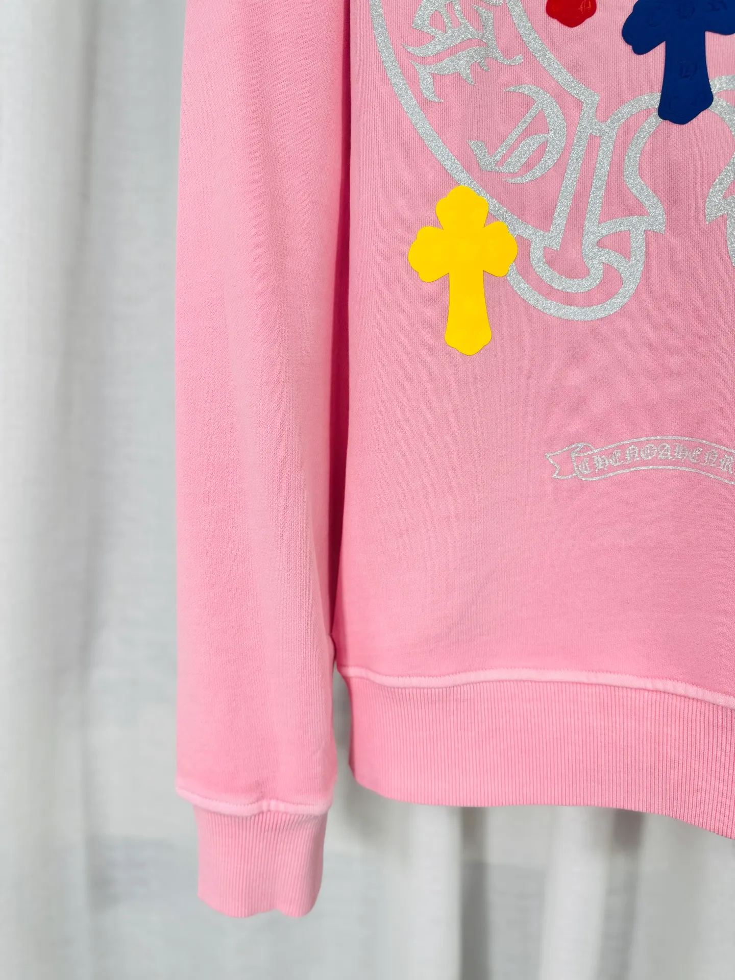 P250 top version, real shot without P, ​​different from market currency) 𝗖𝗵𝗿𝗼𝗺𝗲 𝗛𝗲𝗮𝗿𝘁𝘀/Cro Heart 2025 washed patch embroidery autumn and winter new original single counter American laser burnt 3D three-dimensional color embroidered couple casual sweatshirt 👑The highest version! Customized fabric 420g tripe terry fabric! American acid-washed and distressed original fabric laser burnt ✟appliqué embroidery and exquisite embroidery of letters! The best-selling model in the counter, very comfortable to wear. Accessories: original molded and authenticated collar label➕100% silk wash label. Genuine purchase-grade original hangtag➕matching hanging rope➕3D hanging beads➕original packaging bag. Craftsmanship: The original version has consistent wiring! The highest version of the armhole matching technique! Color: Pink Black Size: S M L XL Style No.: 9316